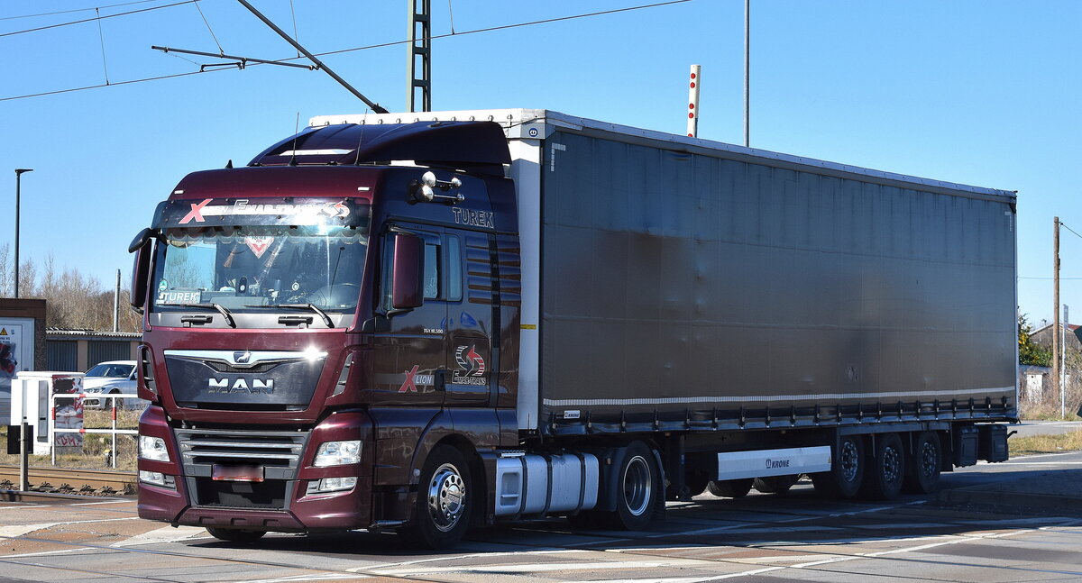 EMAR-TRANS USŁUGI TRANSPORTOWE aus Polen mit einem Sattelzug mit MAN TGX 18.500 Zugmaschine am 18.03.25 Höhe Bahnübergang Bahnhof Rodleben.