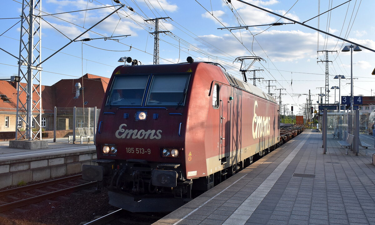Emons Bahntransporte GmbH, Dresden [D] mit der geleasten ATLU Lok  185 513-9  [NVR-Nummer: 91 80 6185 513-9 D-ATLU] und einem Containerzug am 19.06.25 Durchfahrt Bahnhof Senftenberg.