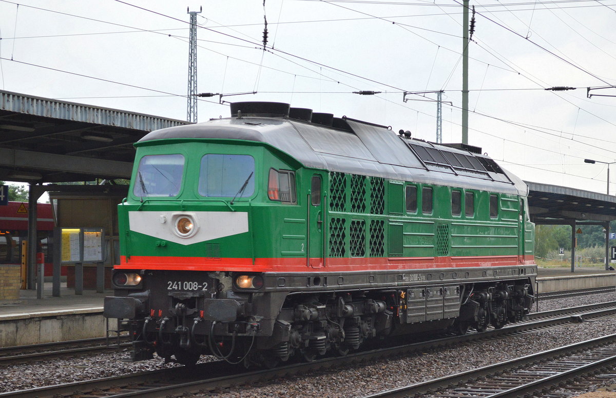 Endlich auch mal gesichtet die Super-Ludmilla 241 008-2 92 80 1241 008-2 D-TRG) der Fa. SBW(Starkenberger Baustoffwerk GmbH)/Triangula Logistik GmbH(ex Wismut GmbH) bei der heutigen Durchfahrt Bf. Flughafen Berlin-Sch�nefeld, 05.08.16