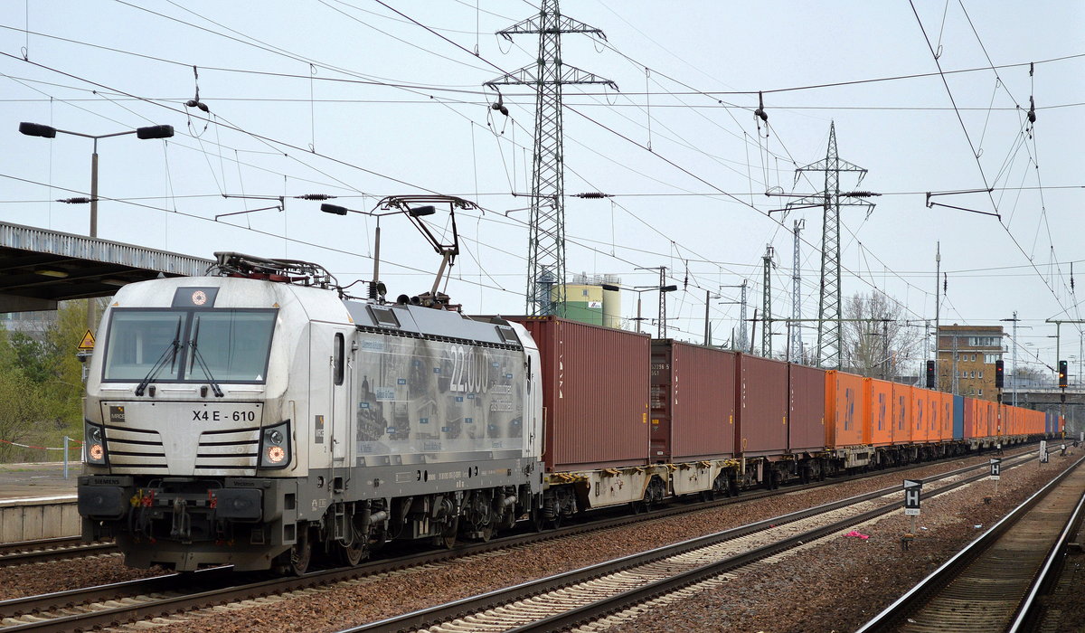 Endlich mal nicht vor einem ollen Erzzug, die DB Schenker MRCE Vectron X4 E - 610 mit Containerzug am 15.04.16 Bhf.Flughafen Berlin-Schönefeld.