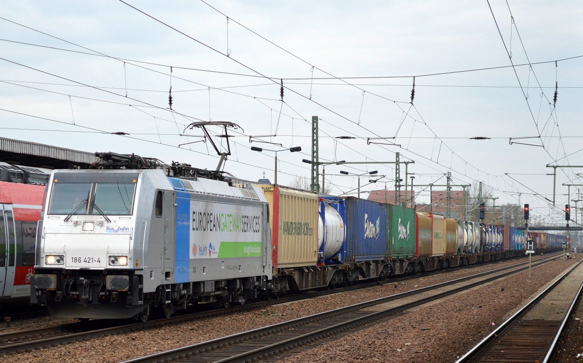 ERBC mit Railpool Lok 186 421-4 und Containerzug am 13.11.15 Bhf. Flughafen Berlin-Schönefeld.