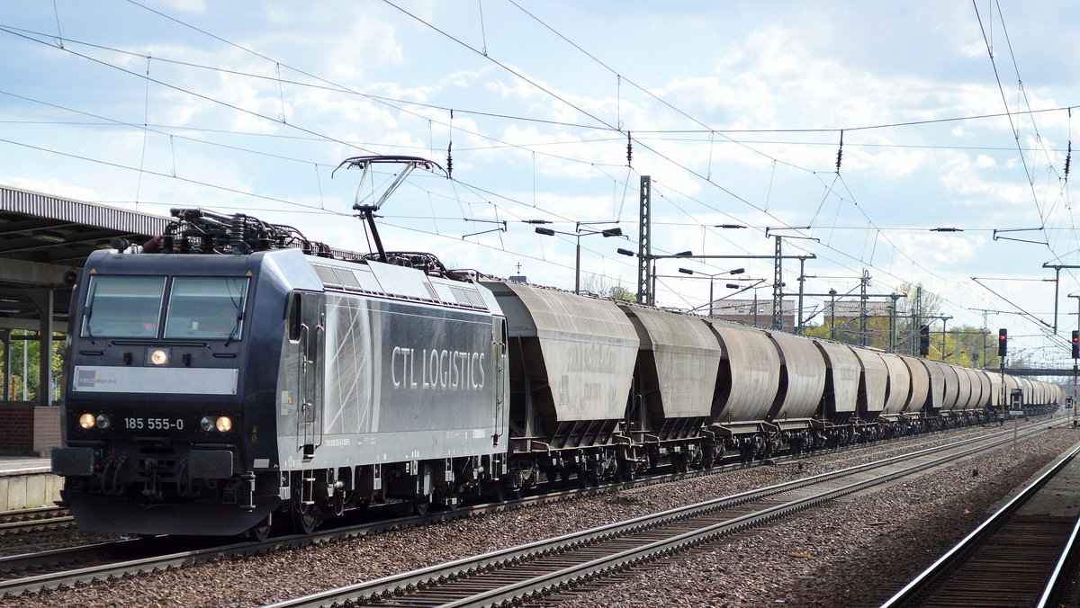 Erfreulich und zeitgemäß hat CTL ihre von MRCE angemieteten Loks wieder mit einem Firmenlogo versehen, da frage ich mich doch ob die DB bei ihrer riesigen angemieteten MRCE Vectron Flotte nicht zu ähnlichem in der Lage wäre, aber Public Relation ist anscheinend nicht im Sinne der DB siehe auch noch keine neue Werbe 101ér in diesem Jahr. Hier CTL mit 185 555-0 und einem Getreidesilozug beim Halt im Bhf. Flughafen Berlin-Schönefeld am 25.04.16