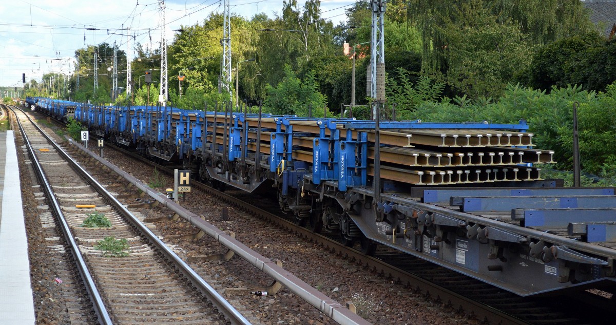 ERR (European Rail Rent) Güterwagen mit deutscher Zulassung vom Typ Rpss-x, Flachwagen mit Drehrungen mit festen Ladeschwellen als Ganzzug für den Transport von Langschienen am 07.09.15 Berlin-Hirschgarten