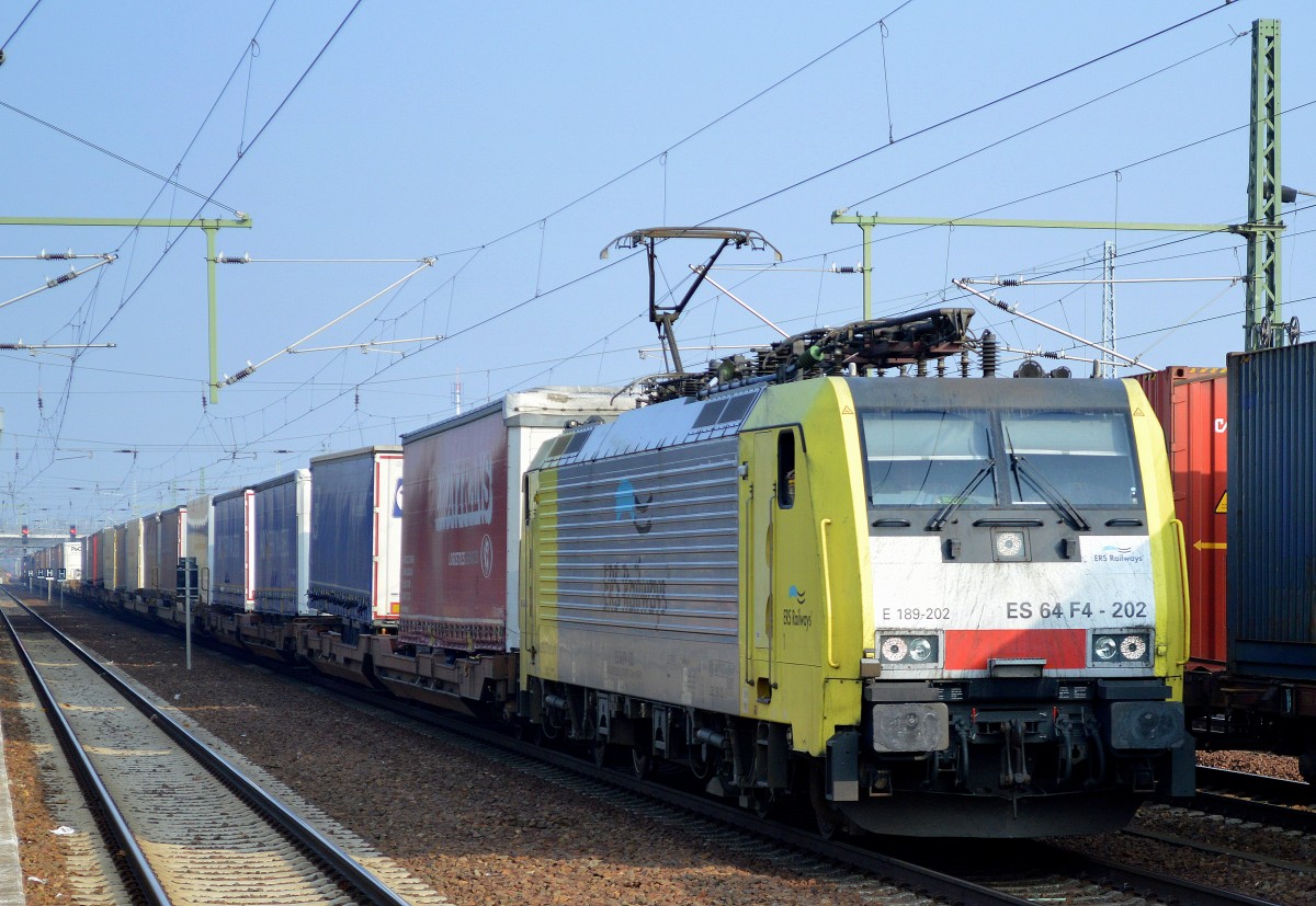 ERSR auf dem Rückweg nach Rotterdam mit ES 64 F4-202 und dem Poznan-Shuttle am 29.10.15 Bhf. Flughafen Berlin-Schönefeld. 