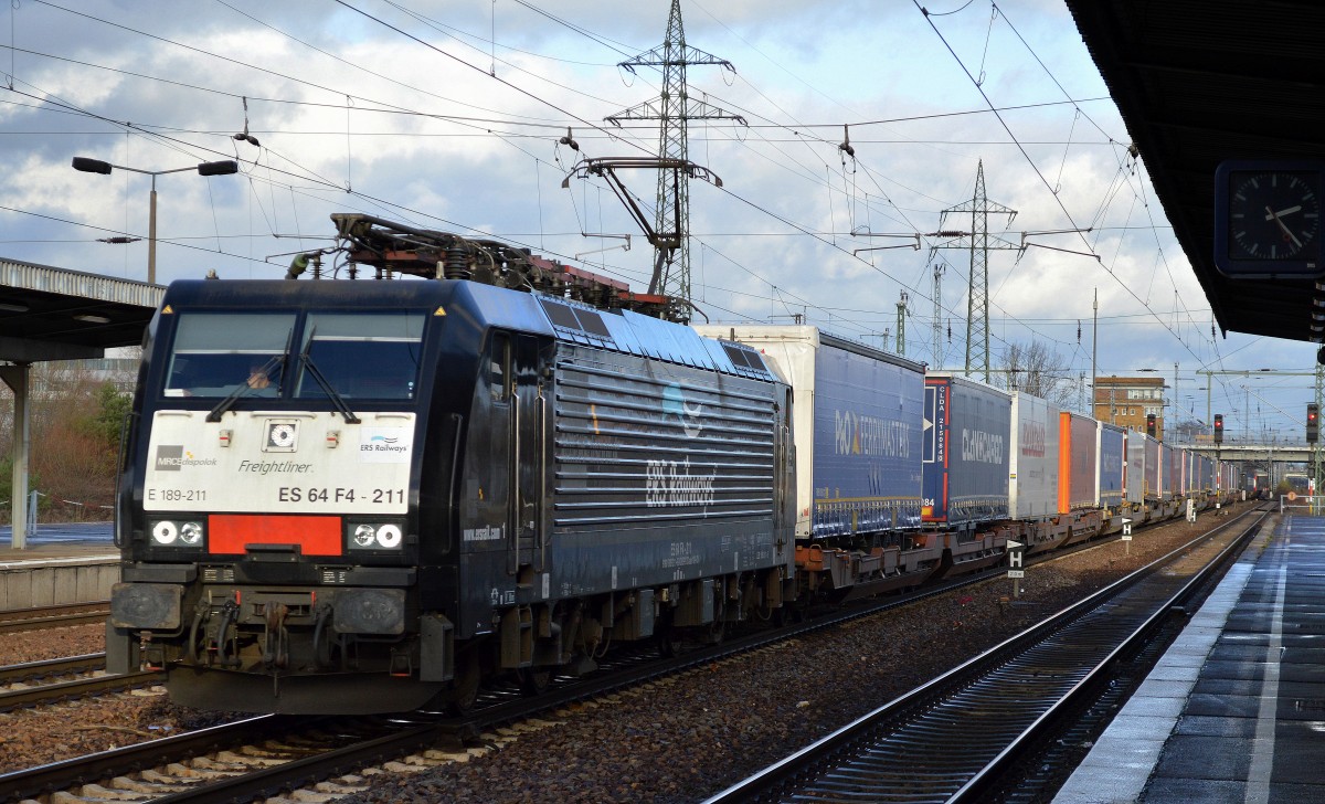 ERSR mit E 189-211 und KLV-Zug am 18.11.15 Richtung Rotterdam im Bhf. Flughafen Berlin-Schönefeld.