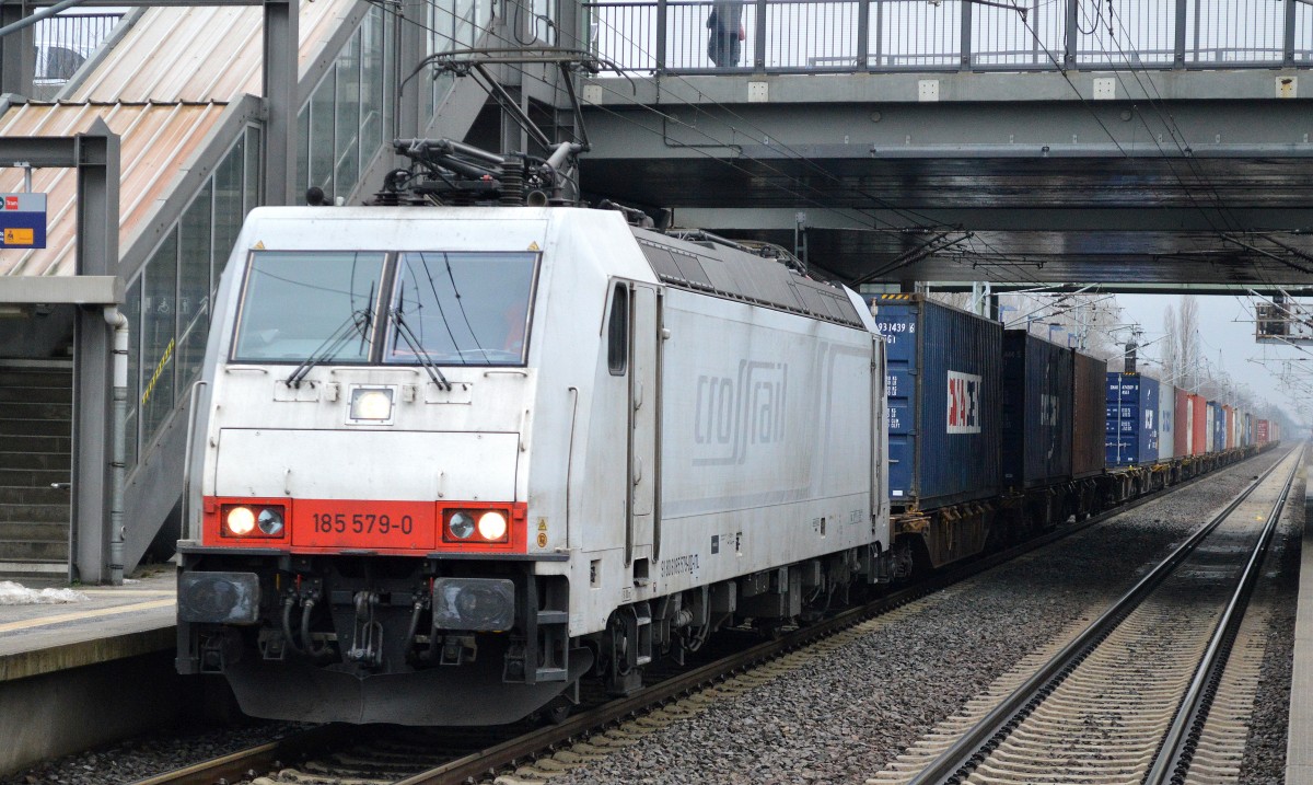 Erst seit Anfang Dezember 2015 in der ITL-Flotte, die angemietete ehemalige Crossrail Lok 185 579-0 (NVR-Number: 91 80 6185 579-0 D-ITL, Bombardier Bj.2007) mit Containerzug am 13.01.16 Berlin-Hohenschönhausen.