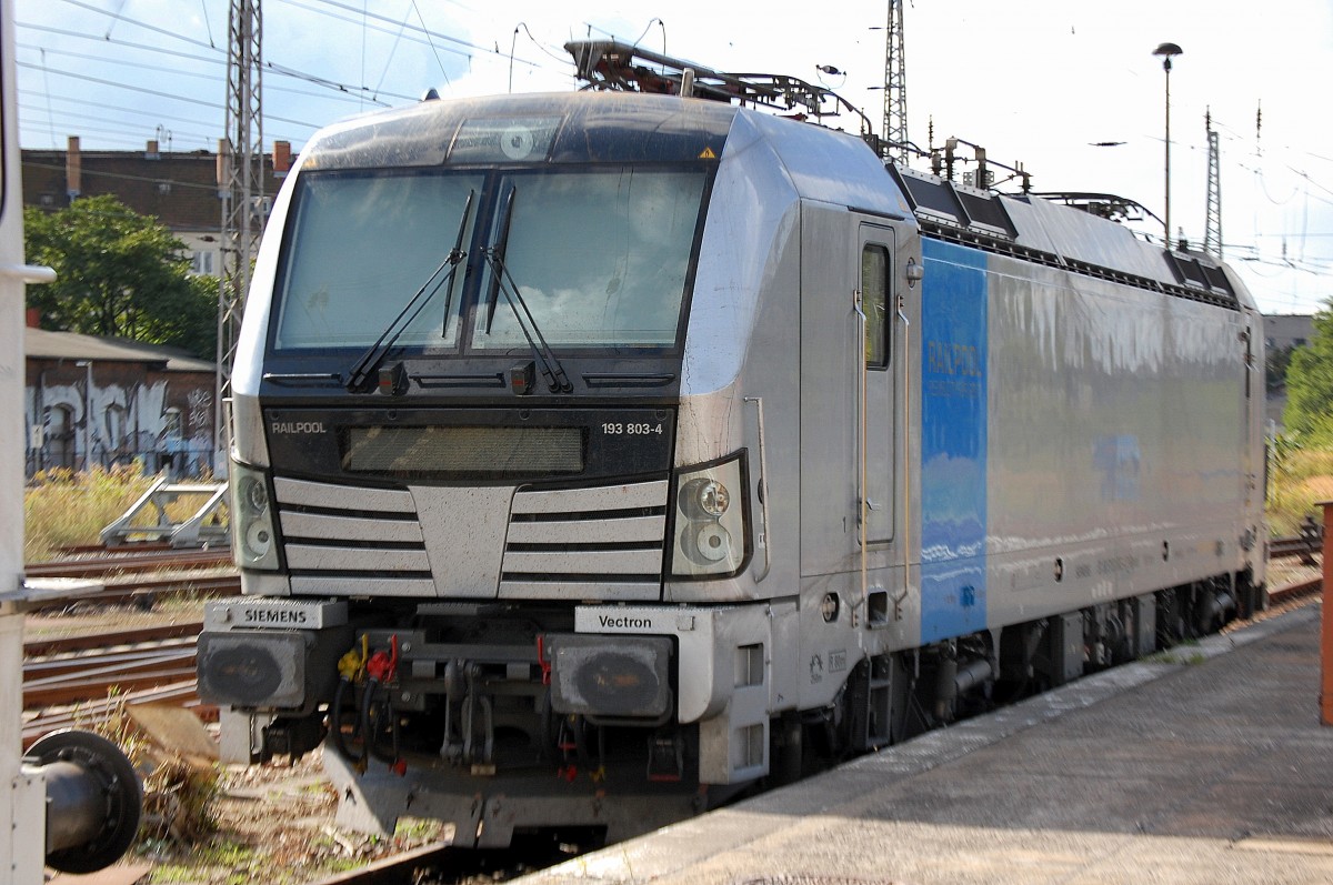 Erstaunlich aber leider wahr, das letzte Mal in Berlin sah ich eine Siemens Vectron bei der InnoTrans 2012 und seit dem nicht mehr obwohl es inzwischen doch einige Maschinen gibt die regem��ig in Westdeutschland unterwegs sind, anscheinend bisher im Nordosten unseres Landes h�chst selten bisher unterwegs. Nun also die Railpool Mietlok 193 803-4 (91 80 6193 803-4 D-Rpool, Siemens Bj.2012) im Moment f�r BoxXpress �berraschend abgestellt heute im Bhf. Berlin-Lichtenberg, 28.09.13