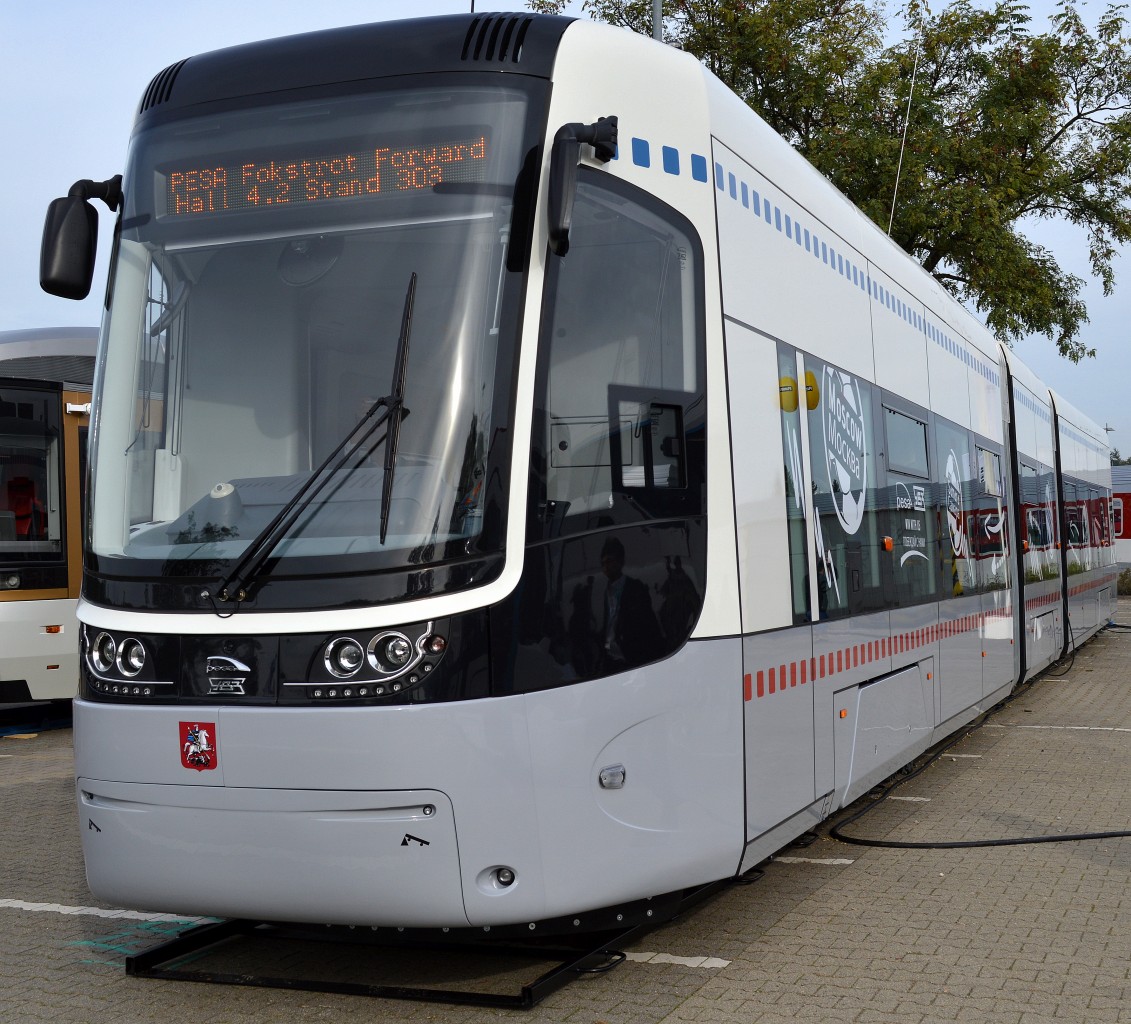 Erstaunlich, eine polnische Fa. bekommt einen Auftrag für Moskau Straßenbahnen zu bauen, die Fa.PESA mit ihren Straßebanhtyp Fokstrot (Moskau Twist) auf der Inno Trans Berlin, 24.09.14