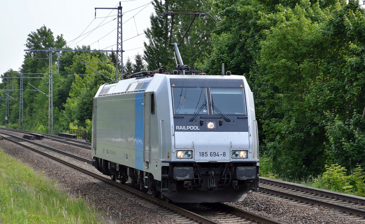 Erstaunliche Anzahl diverser Railpool 185ér momentan bei uns im Nordosten unterwegs, hier die 185 694-8 (91 74 0185 694-5 S-Rpool, Bombardier Bj.2011) die wohl aktuell für LOCON im Einsatz ist am 28.05.15 Röntgental bei Berlin.