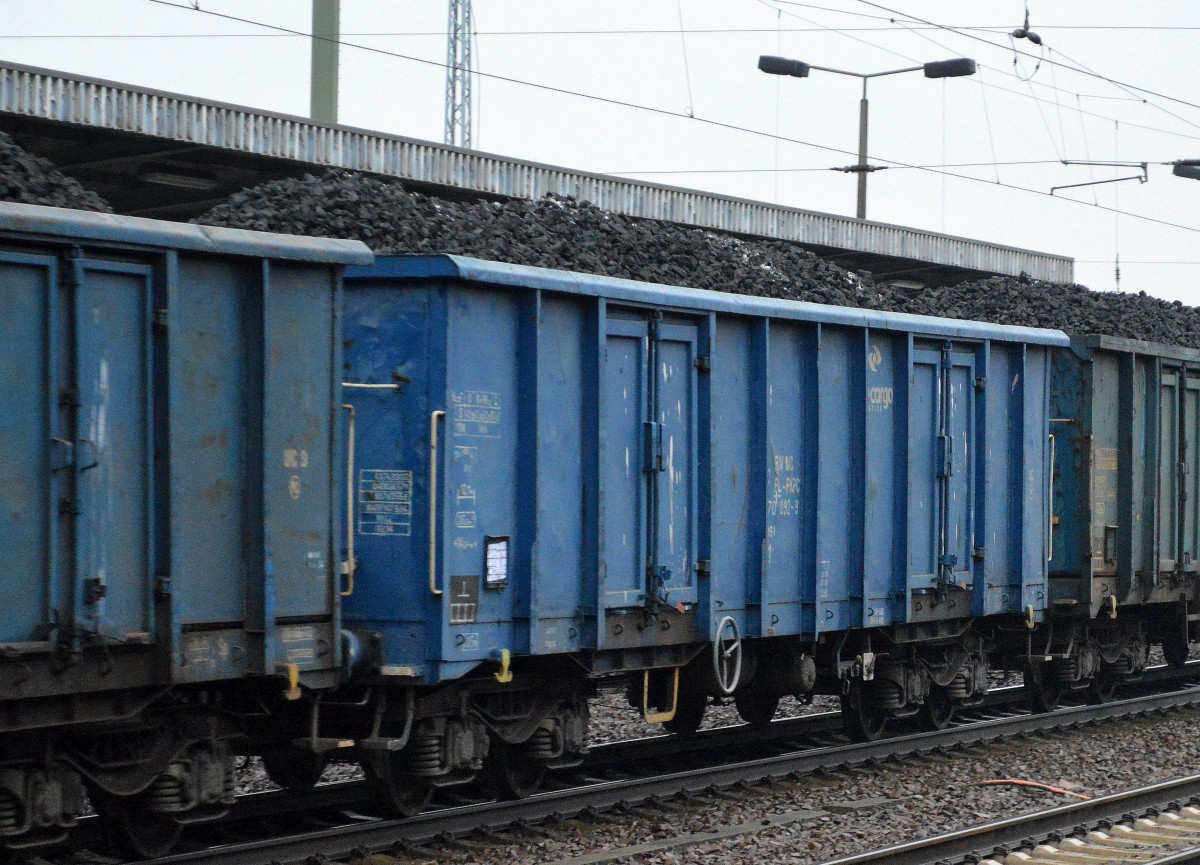 Erstaunlicherweise werden im Moment (November 2014) die meisten Kohleauslieferungen anders als in den Vorjahren mit offenen Drehgestell-Güterwagen der PKP Cargo und der DB durchgeführt und nicht mit den üblichen Schüttgutwagen, hier der polnische Wagen mit der Nr. 31 RIV MC 51 PL-PKPC 535 0 092-9 Eaos 2151 voll beladen mit Kohle am 19.11.14 Bhf. Flughafen Berlin-Schönefeld. 