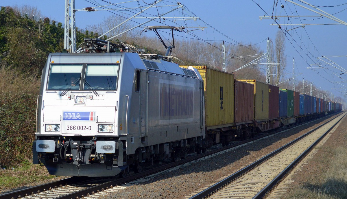 Es ist erfreulich wenn man auch mal in Berlin eine noch sehr neue Privatlok vor einem Containerzug zu Gesicht bekommt. Zu meiner Überraschung kam heute die letztes Jahr in Dienst gestellt tschechische 386 002-0 ident. Br 186 (91 54 7386 002-0 CZ-MT, Bombardier Bj.2014) von Metrans Rail s.r.o. mit firmeneigenen Containertragwagen aus Richtung Nordosten kommend durch Berlin Hohenschönhausen gefahren, 19.02.15