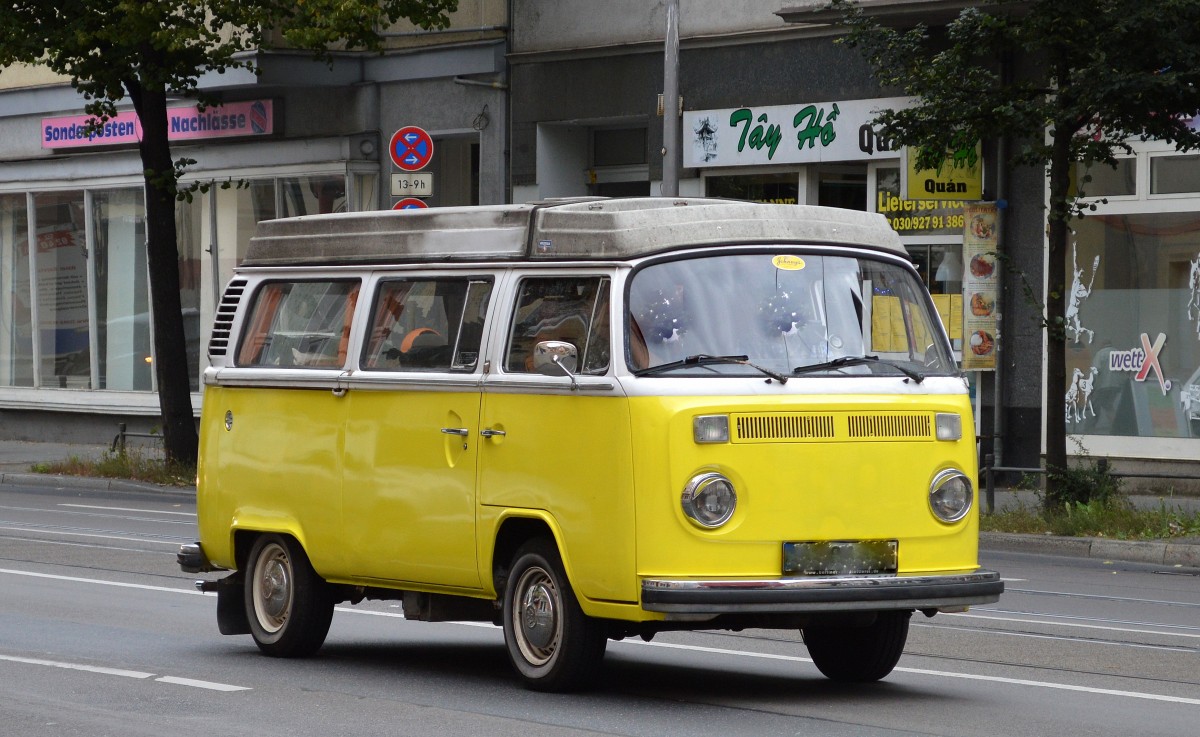Es fehlt zwar das VW-Frontlogo, aber eindeutig ein gut erhaltener VW-Transporter T2 (Produktionszeit von 1967-1979) als Camping-und Freizeitmobil aktuell privat wohl im Einsatz, 22.08.14 Berlin-Wei�ensee.