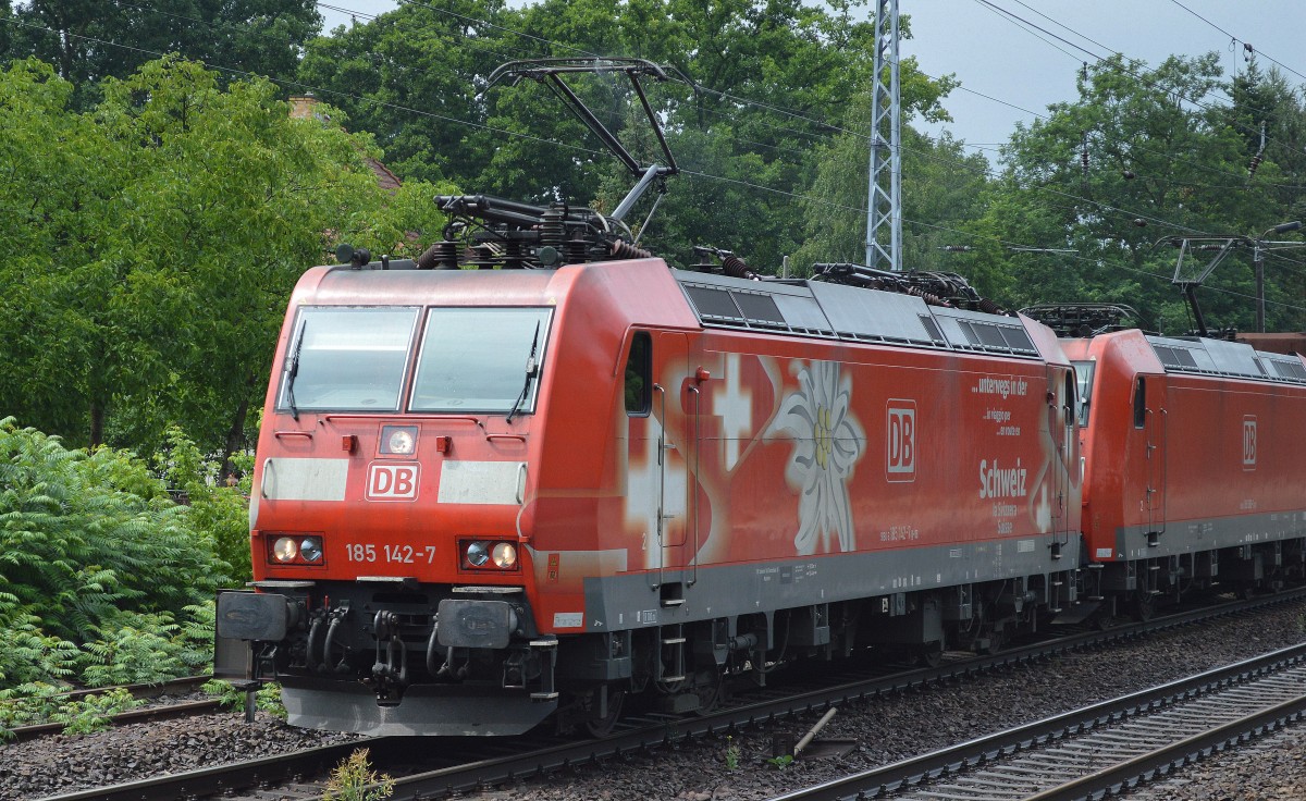 Es gibt sie ja schon eine ganze Weile, die Werbe 185ér 185 142-7 hier in Doppeltraktion mit 185 060-1 mit langem Ganzzug Schüttgutwagen für Erztransporte, trotzdem sehe ich sie hier im Nordosten das erste Mal, 13.07.15 Berlin-Hirschgarten.