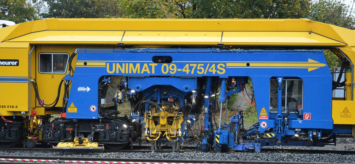 Es ist schon erstaunlich mit welcher Geschwindigkeit und dabei relativ gräucharm der maschinelle Stopfprozess dieser vollautomatisierten Gleisstopfmaschinen sich heutzutage vollzieht, hier die P&T UNIMAT 09-475/4S der Spitzke Logistik am 22.10.14 in Berlin Blankenburg beim Einsatz.