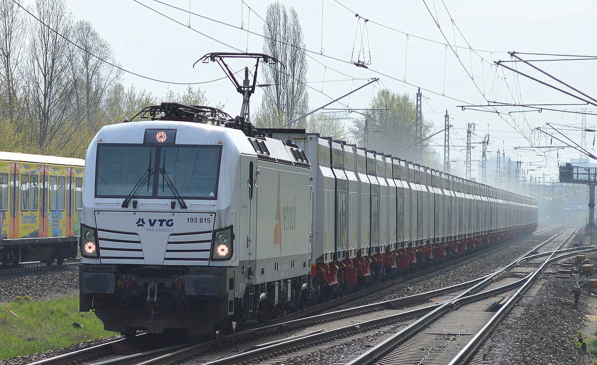 Es staubte wieder ganz schön, VTG Rail mit der weißen Railpool-Vectron 193 815-8  Kätchen  und ihrem Schüttgut-Containerzug am 05.04.17 Bf. Berlin-Hohenschönhausen. 