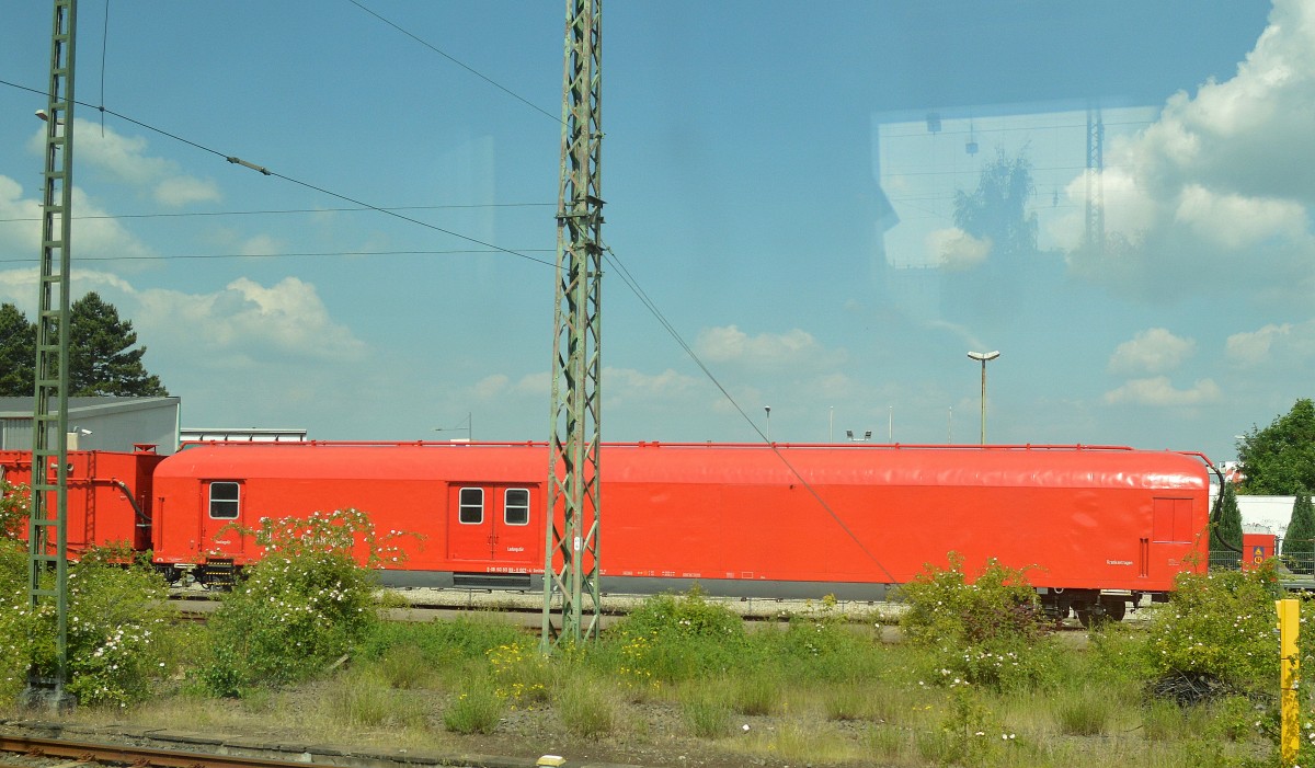 Etwas anders in der Bauart, der Gerätewagen des Tunnelrettungszuges am Bhf. Kassel Hbf., der Wagen hat die Nr. D-DB 60 80 99-11 007-4 Gerätewagen Nr.? am 03.06.14 