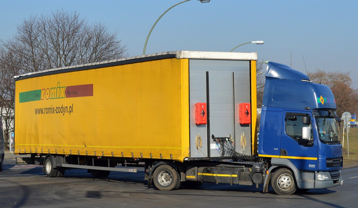 Etwas eigenartiger optischer Sattelzug, diese kleine DAF LF 45.220 EEV Zugmaschine mit diesem gro�volumigen Auflieger (wahrscheinlich f�r Kartonagen) der polnischen Firma P.W romix sp. z o. o. verl�sst den Berliner Fruchthof am Berliner Westhafen, 27.02.15