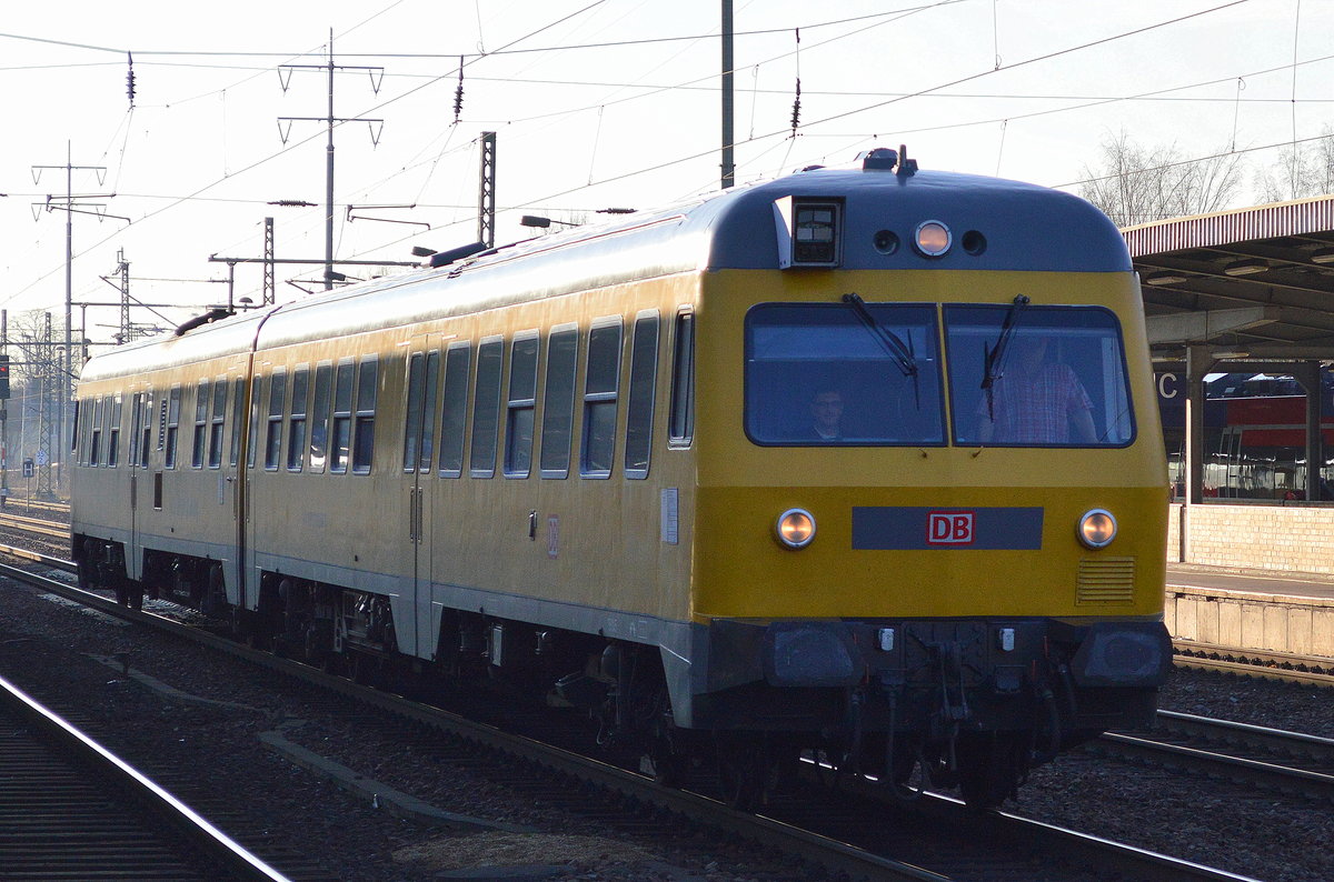 Etwas merkwürdig da irgendwie gar keine Nummerierung mehr erkennbar war, DB Netz Instandhaltung mit dem Lichtraummesszug? am 07.12.17 Durchfahrt BF. Flughafen Berlin-Schönefeld. 