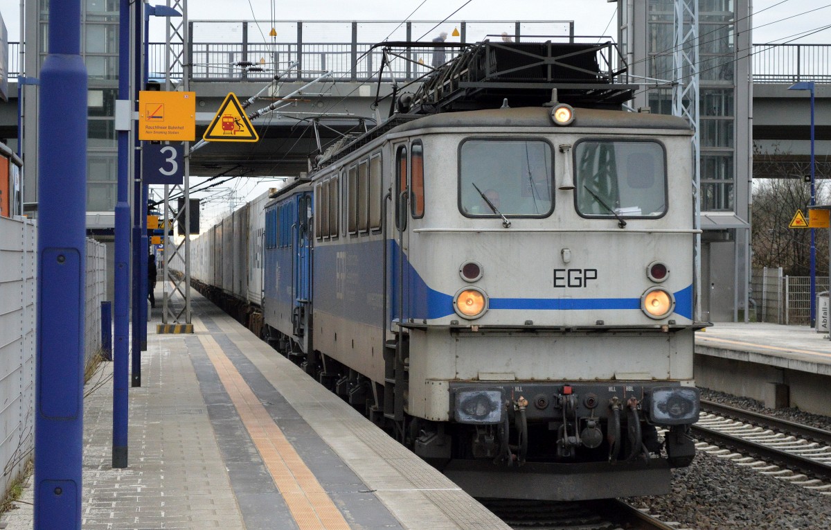 Etwas überraschend kam eine EGP Doppeltraktion mit 142 126-2 + 142 042-1 mit einem langen Containerzug durch den Bhf. Berlin-Hohenschönhausen gefahren, 29.01.16