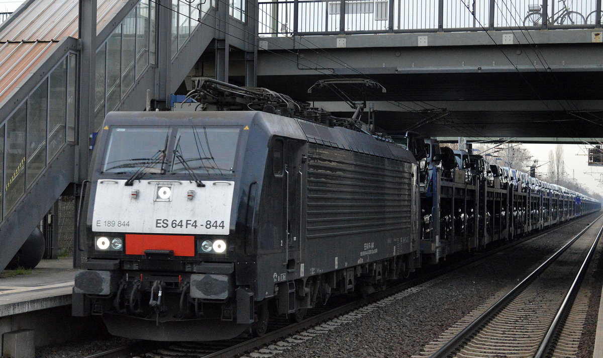 Etwas überrascht war ich schon, das die schwarze MRCE ES 64 F4-844 tatsächlich auch noch immer für die polnische PKP Cargo im Einsatz ist, hier mit einem PKW-Transportzug (fabrikneue Ford Modelle) am 22.11.16 Berlin-Hohenschönhausen.