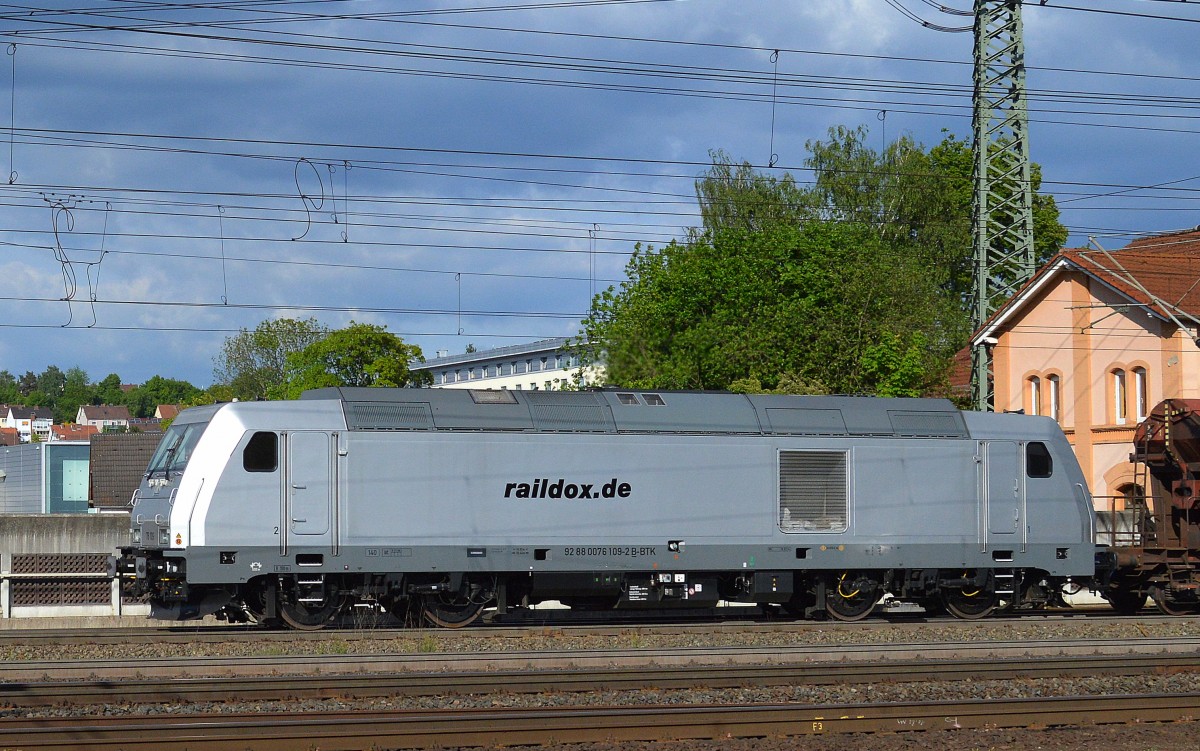 Etwas verwirrend ist die Bezeichnung einiger Bombardier Dieselloks vom Typ TRAXX F140DE mit belgischer Zulassung schon, die im Moment f�r Raildox in Deutschland unterwegs sind schon, hier die Lok 76 109 mit INR 92 88 0076 109-2 B-BTK indentisch BR 285 in Deutschland. Hier zieht sie am 16.05.14 einen Sch�ttgutwagenzug durch den Bhf. Fulda.