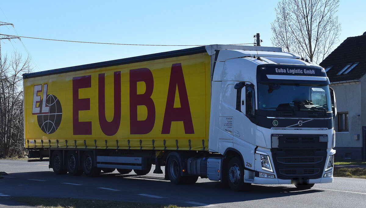 Euba Logistic GmbH Internationale Spedition mit einem Sattelzug mit VOLVO FH 500 EURO6 Zugmaschine am 18.03.25 Höhe Bahnübergang Bahnhof Rodleben.