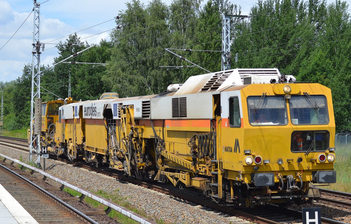 Eurogleis GmbH mit iher Gleisstopfmaschine MATISA B 66 U + SChnellschotterplaniermaschine P&T SSP 110SW Richtung Berlin am 12.06.14 Mühlenbeck/Mönchmühle.