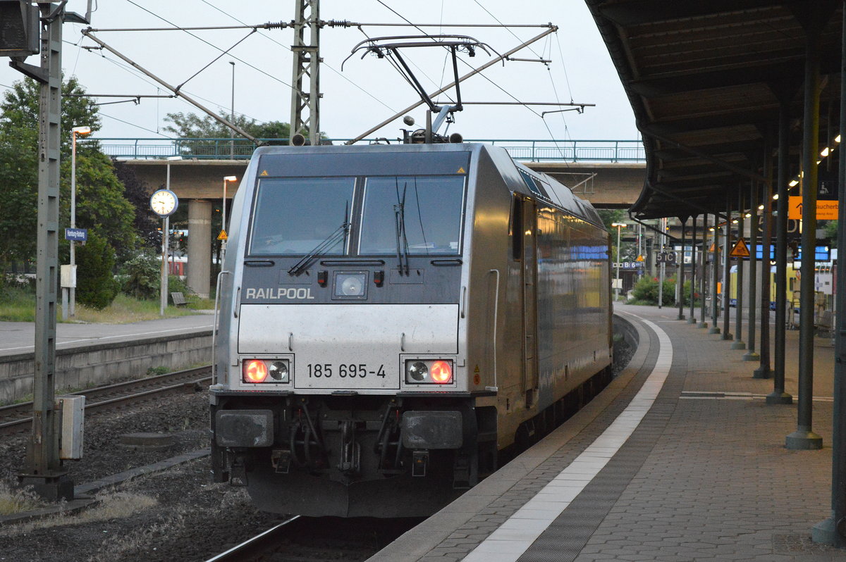 EVB - Eisenbahnen and Verkehrsbetriebe Elbe-Weser GmbH fährt am späten ABend mit der Railpool-Lok 185 695-5 [NVR-Number: 91 80 6185 695-4 D-Rpool,Bombardier Bj.2011] durch den Bf. Hamburg-Harburg, 19.06.17 