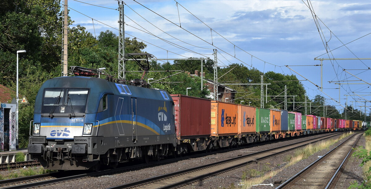 EVB - Eisenbahnen and Verkehrsbetriebe Elbe-Weser GmbH, Zeven [D] mit ihrem Taurus  182 911-8  [NVR-Nummer: 91 80 6182 911-8 D-EVB] und einem Containerzug am 01.08.25 Höhe Bahnhof Niederndodeleben.