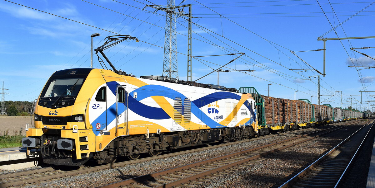 EVB - Eisenbahnen and Verkehrsbetriebe Elbe-Weser GmbH für die Fa. SCHWAIGER Holzindustrie GmbH & Co. mit der geleasten ELP Eurodual Lok  2159 231-0  [NVR-Nummer: 90 80 2159 231-0 D-ELP] mit einem Ganzzug angemieteter innofreight MANUAL SMART GIGAWOOD Drehgestell-Flachwagen mit Stammholz beladen am 24.09.25 Höhe Bahnhof Rodleben.