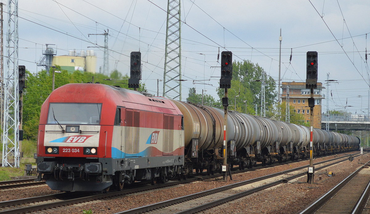 EVB mit 223 034-0 und Kesselwagenzug am 13.05.17 BF. Flughafen Berlin-Schönefeld.