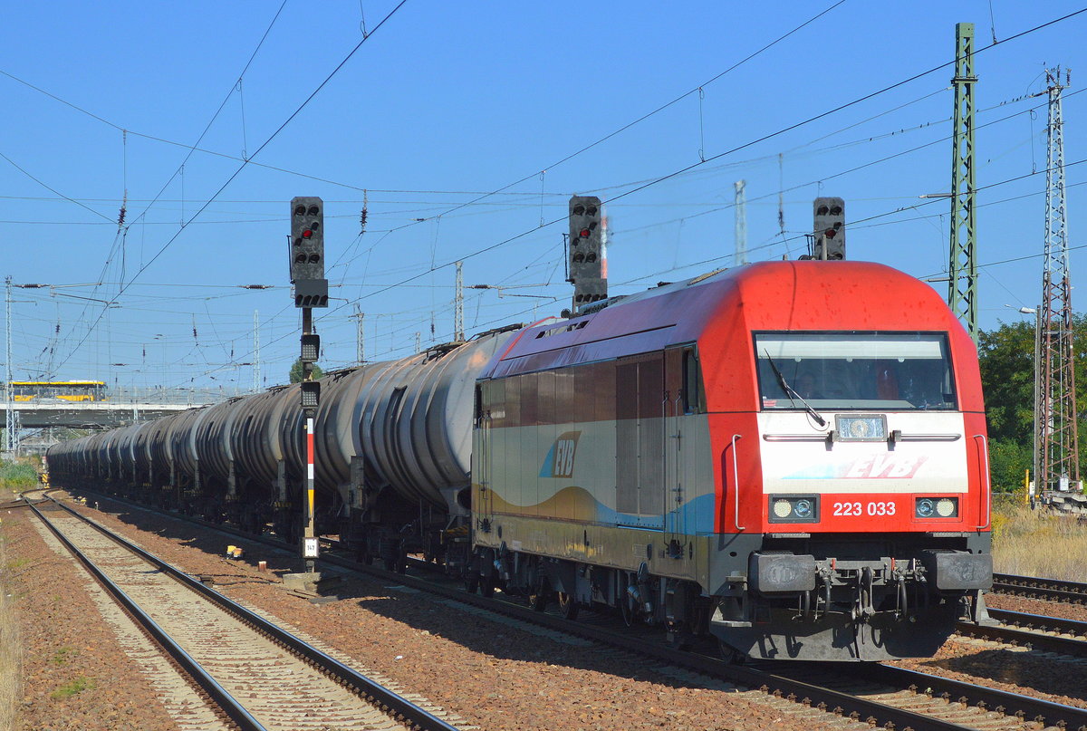 EVB/MWB 223 033 mit Kesselwagenzug am 15.09.16 Bf. Flughafen Berlin-Schönefeld.