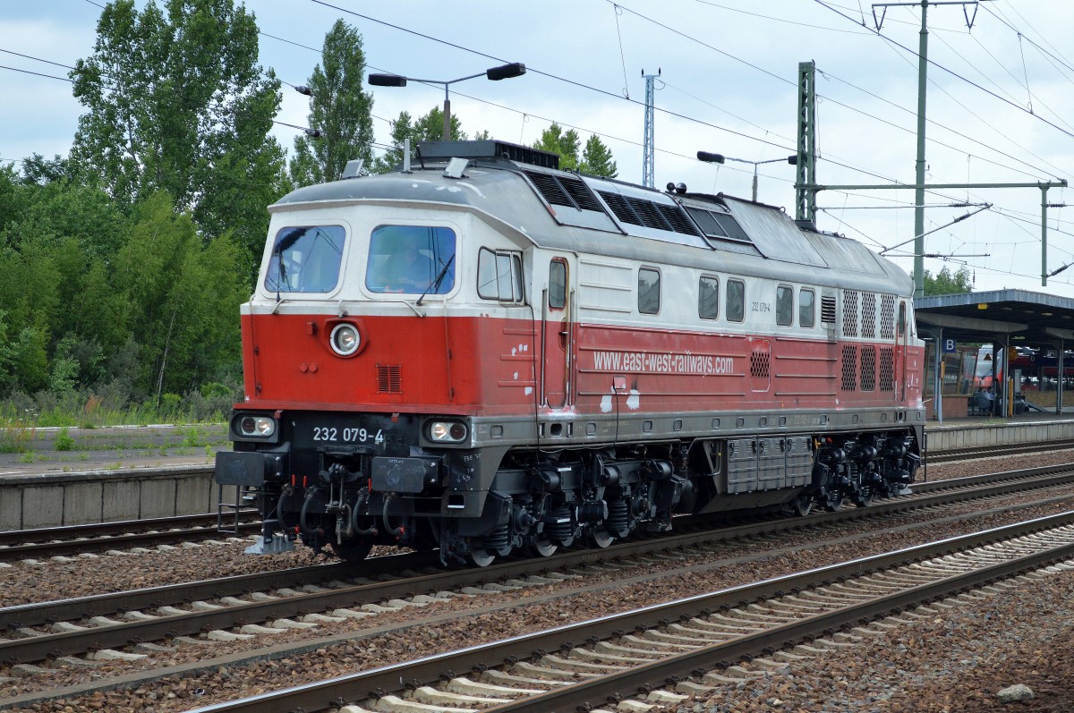 EWR 232 079-4 kam mit EWR 232 484-6 zusammen mit gemischtem Güterzug im Bhf. Flughafen Berlin-Schönefeld an und fuhr abgekoppelt alleine weiter, 21.07.15 