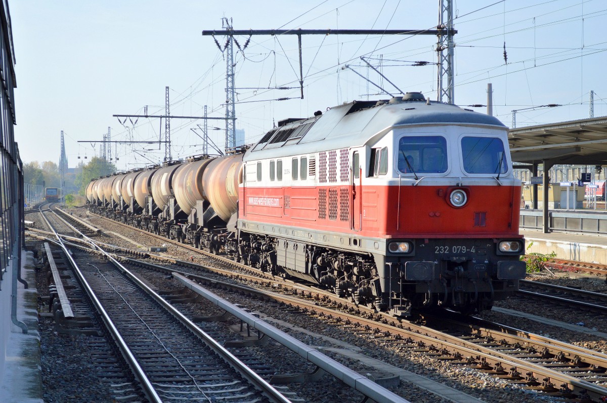 EWR 232 079-4 mit Ganzzug Knickkkesselwagen am 27.10.14 Durchfahrt Bhf. Berlin-Lichtenberg 