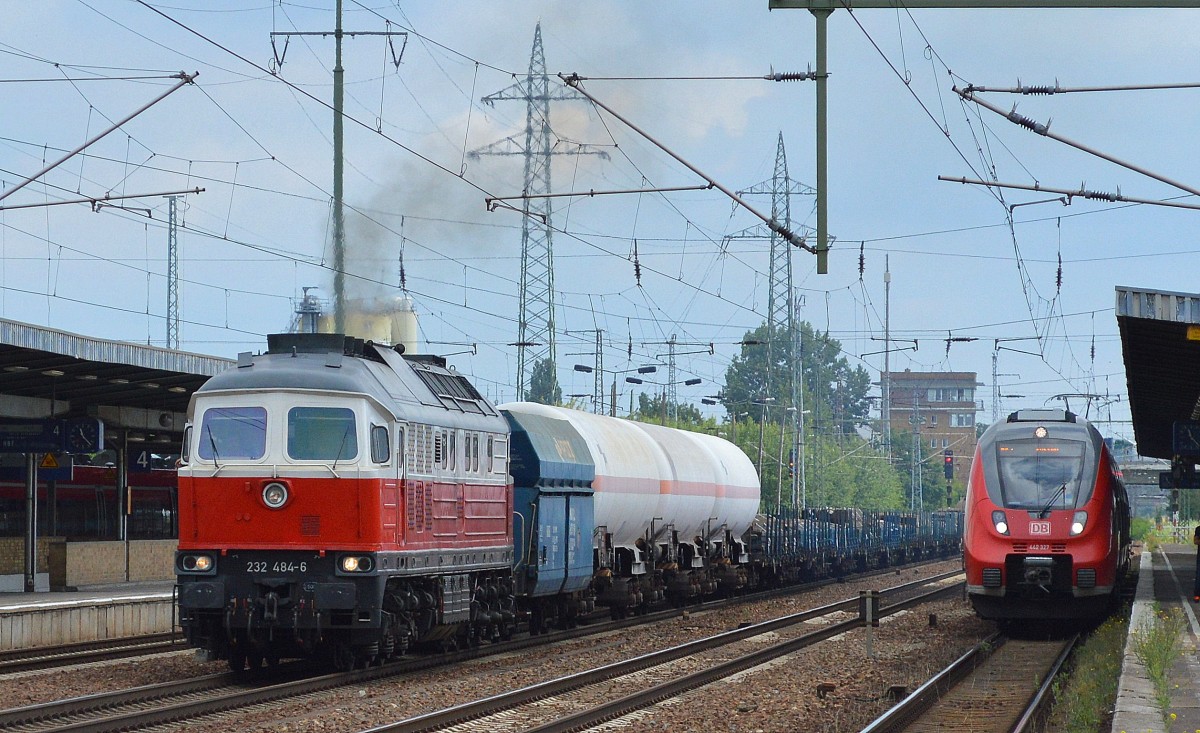 EWR 232 484-6 mit gemischtem Güterzug am 21.07.15 Bhf. Flughafen Berlin-Schönefeld, im Bhf. steht gerade 442 327.