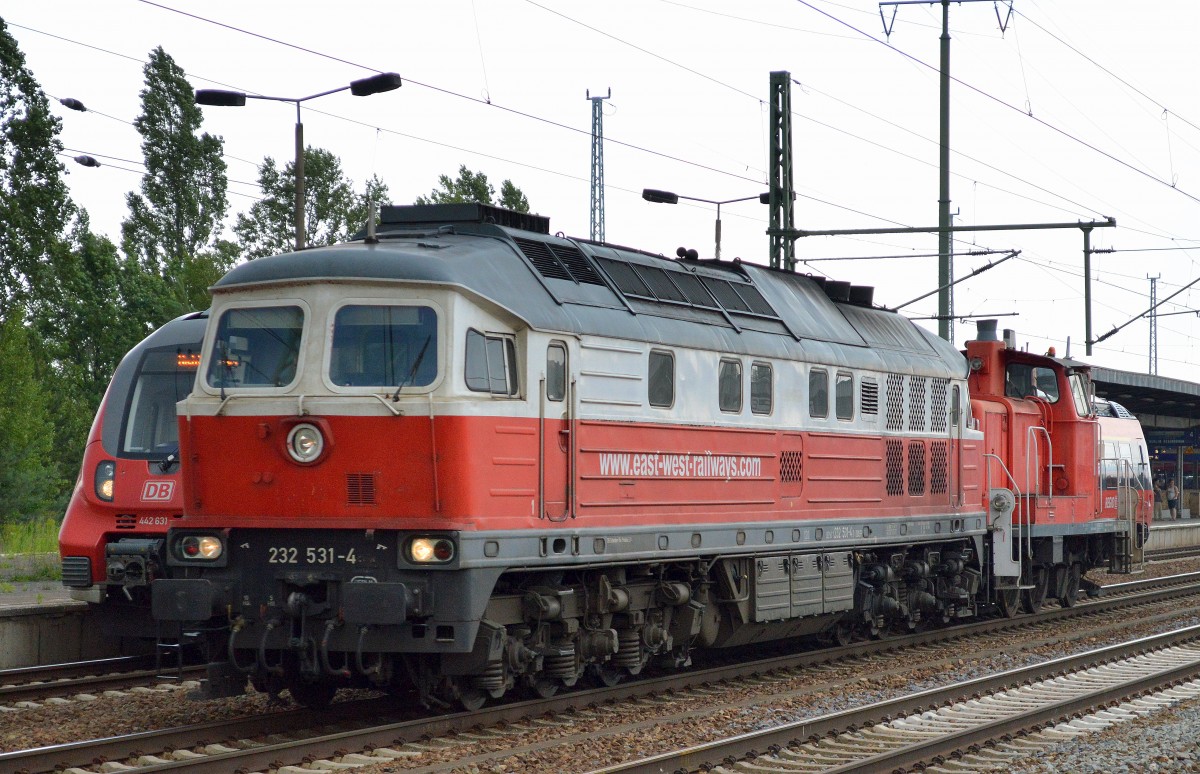 EWR Lok 232 531-4 mit DB 363 163-7 am haken bei der Durchfahrt Bhf. Flughafen Berlin-Sch�nefeld. 