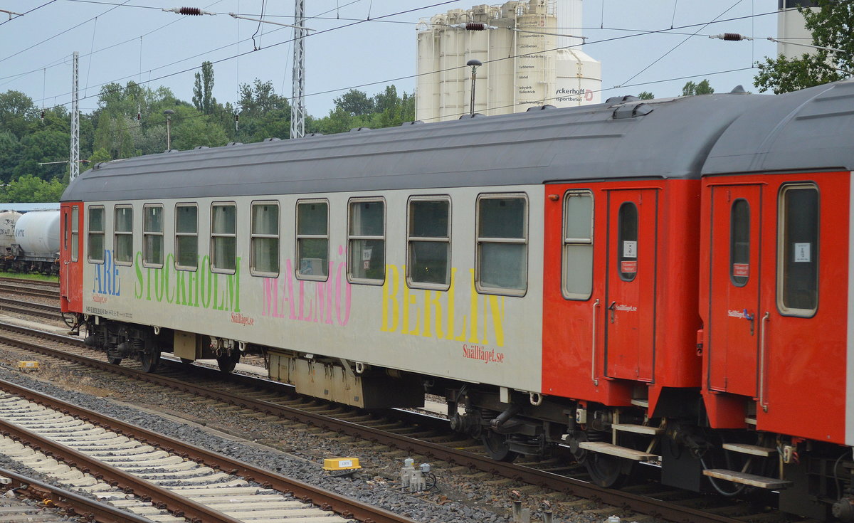 Fa. Snälltåget aus Schweden mit einem Schlaf- und Liegewagen des  ”Berlin Night Express” Berlin – Malmö mit der Nr. S-VEO 51 86 50 30-314-3 Bc-t am 28.06.17 Berlin Greifswalder Str.