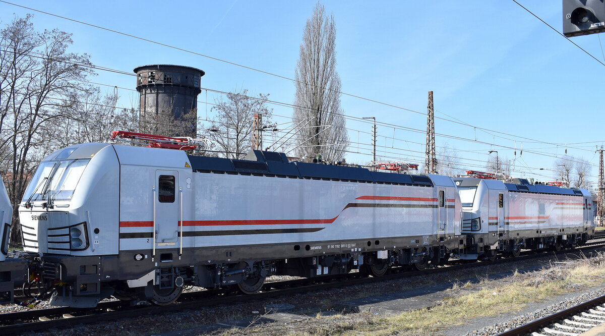 Fabrikneue Siemens Smrtron Loks für das neue Hochgeschwindigkeitsnetz Transform Egypt wohl an Werk? in Brandenburg? laut Tf. übergeben standen am 04.03.25 einige Zeit am Haken von RailAdventure GmbH, München mit ihrer  111 210-1  Höhe Bahnhof Frankfurt (Oder) im Bilder die Loks (EVN-Nr.:  91 90 1192 001-5 EG-NAT ) u. am Ende des Zuges (EVN-Nr.:  91 80 1192 003-1 EG-NAT )   