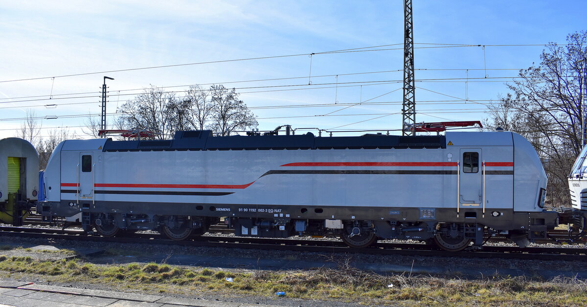 Fabrikneue Siemens Smrtron Loks für das neue Hochgeschwindigkeitsnetz Transform Egypt wohl an Werk? in Brandenburg? laut Tf. übergeben standen am 04.03.25 einige Zeit am Haken von RailAdventure GmbH, München mit ihrer  111 210-1  Höhe Bahnhof Frankfurt (Oder) im Bild die 3. Lok (EVN-Nr.:  91 90 1192 002-3 EG-NAT )