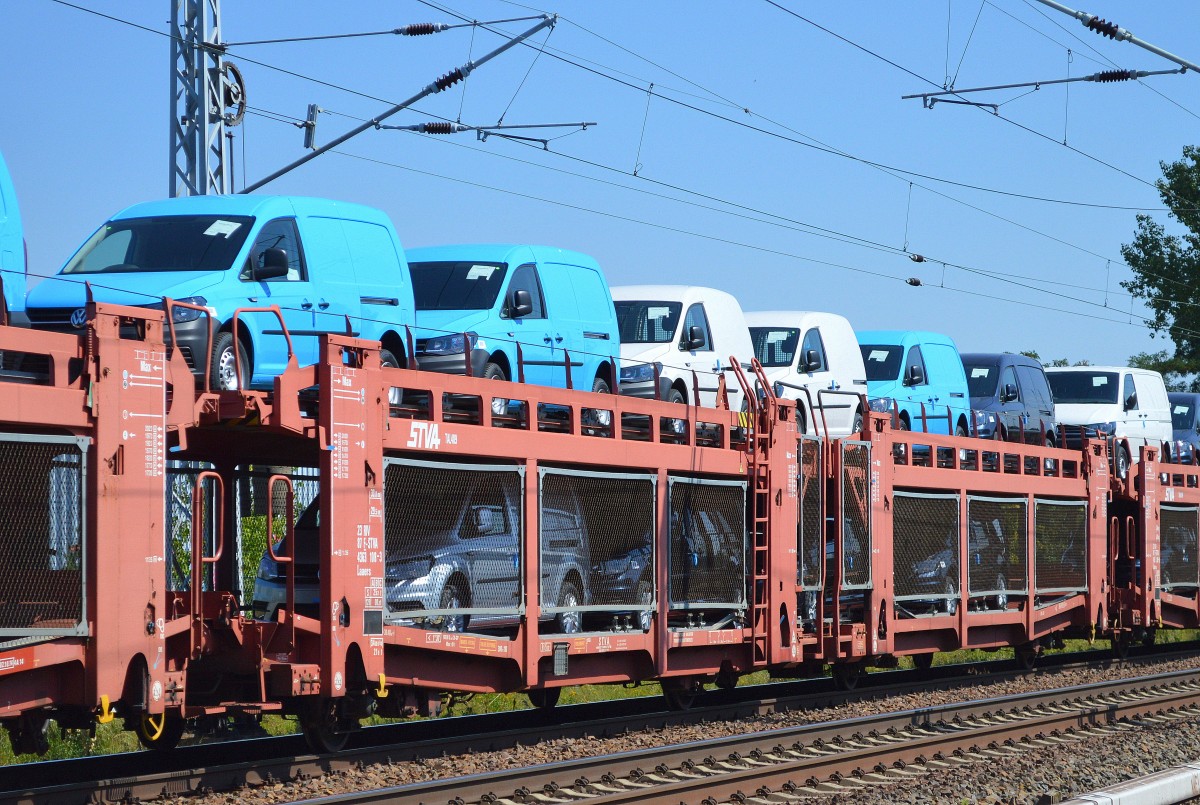 Fabrikneue VW-Caddy Kastenwagen und VW-Transporter auf PKW-Transportwageneinheitvom französischen Einsteller STVA mit der Nr. 23 RIV 87 F-STVA 4363 108-3 Laaers am 20.08.15 Mühlenbeck/Mönchmühle bei Berlin.
