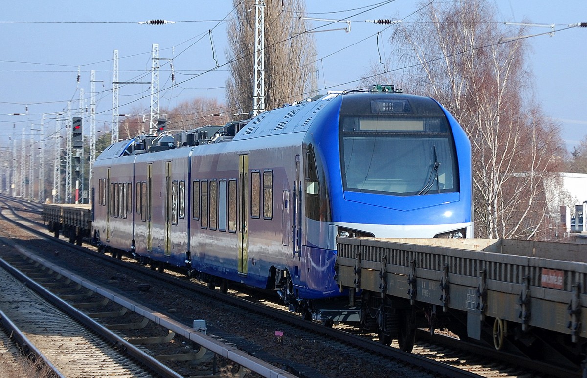 Fabrikneuer dreiteiliger FLIRT (94 80 1427 004-5 D-BOBy) für die Bayerische Oberlandbahn GmbH bei der Überführungsfahrt vom Stadler Werk Berlin Pankow am 05.02.14 in Berlin-Karow. 