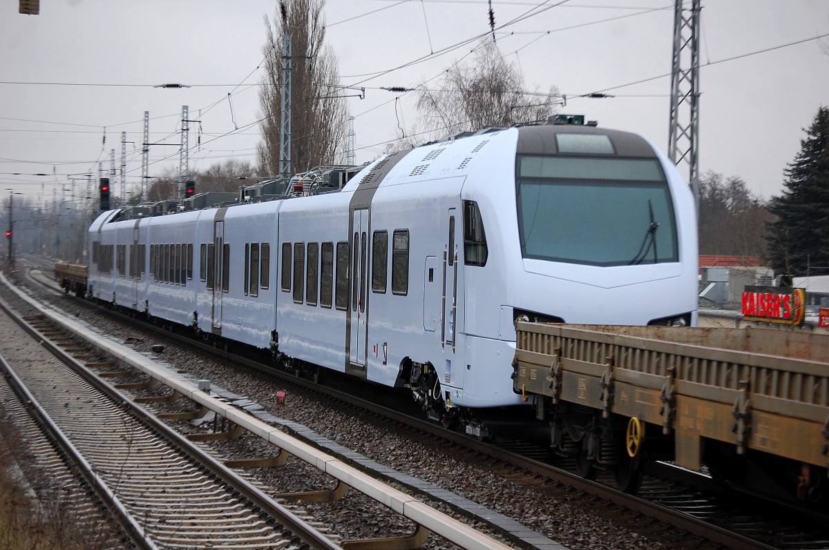 Fabrikneuer fünfteiliger FLIRT 3 in der Grundfarbe weiß ohne Firmierung oder Nr. (möglicherweise für die DB) bei der Auslieferungsfahrt am 20.01.14 durch hvle V160.7 vom Stadler Werk Berlin-Pankow übers Karower Kreuz Berlin, 20.01.14