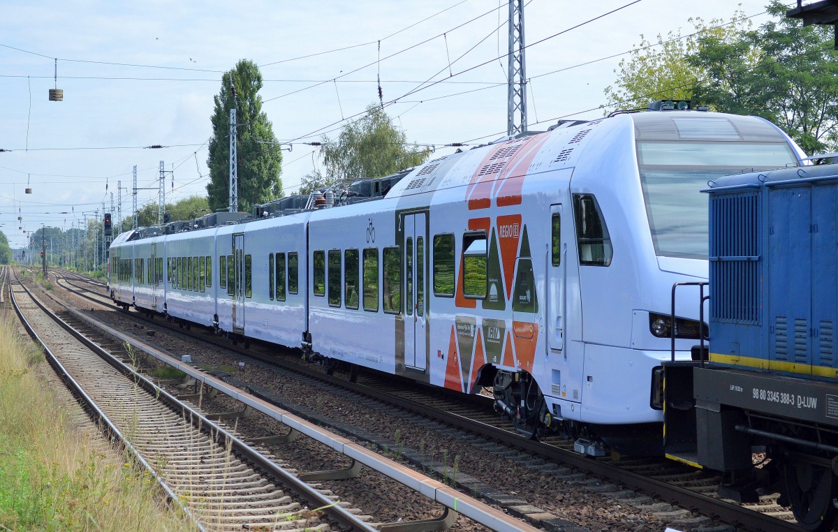 Fabrikneuer fünfteiliger FLIRT (429 608-3) für die DB Regio - RMV - Rhein Main Verkehrsverbund + Saarland bei seinerv Überfünrung durch L&W laok 346 002 am 06.08.14 Berlin-Karow.