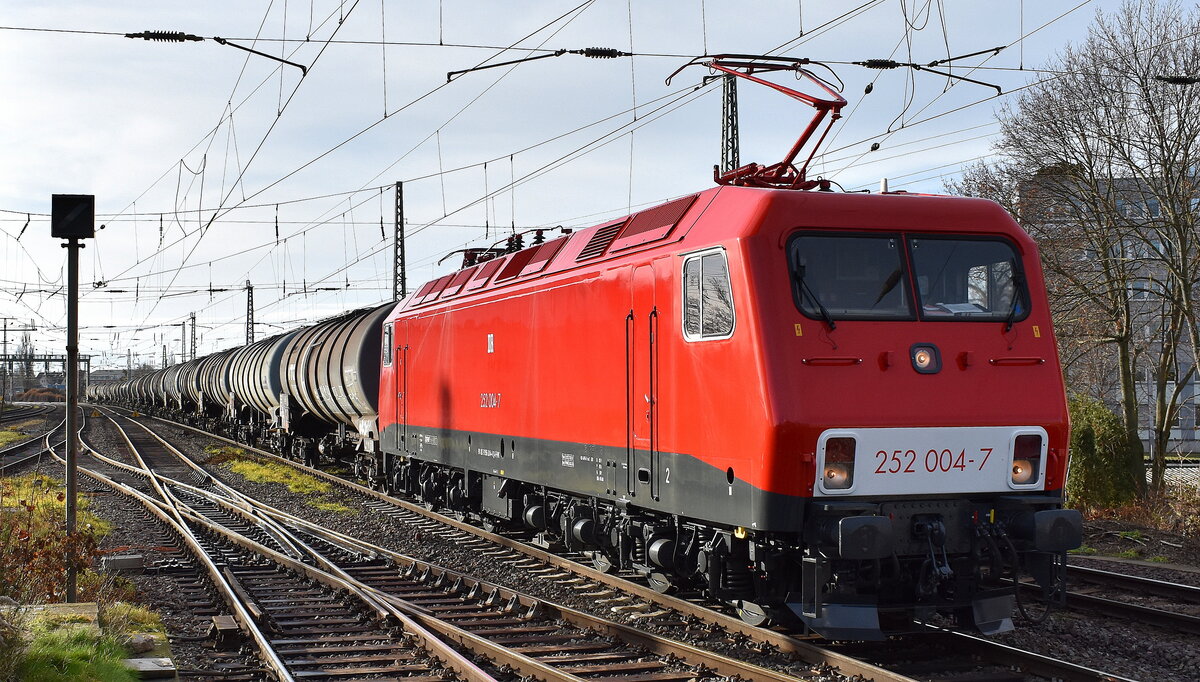 Fahrzeugwerk Karsdorf GmbH & Co. KG, Karsdorf mit ihrer wunderschön neu farblich aufgefrischten  252 004-7  (NVR:  91 80 6156 004-4 D-FWK ) und einem Kesselwagenzug (für Ethanol) am 08.12.25 Höhe Bahnhof Magdeburg-Neustadt.