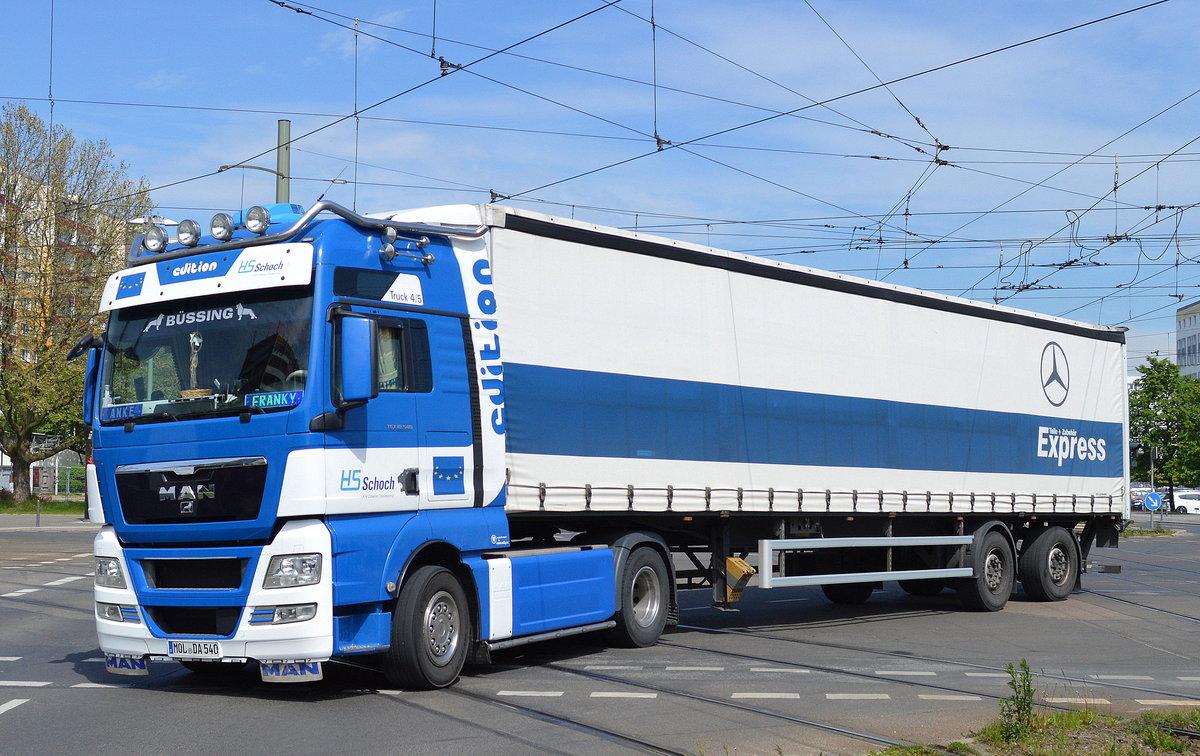 Farblich ansprechender MAN TGX 18.540 Sattelzug der Fa. HS Schoch am 12.05.17 Berlin Marzahn.