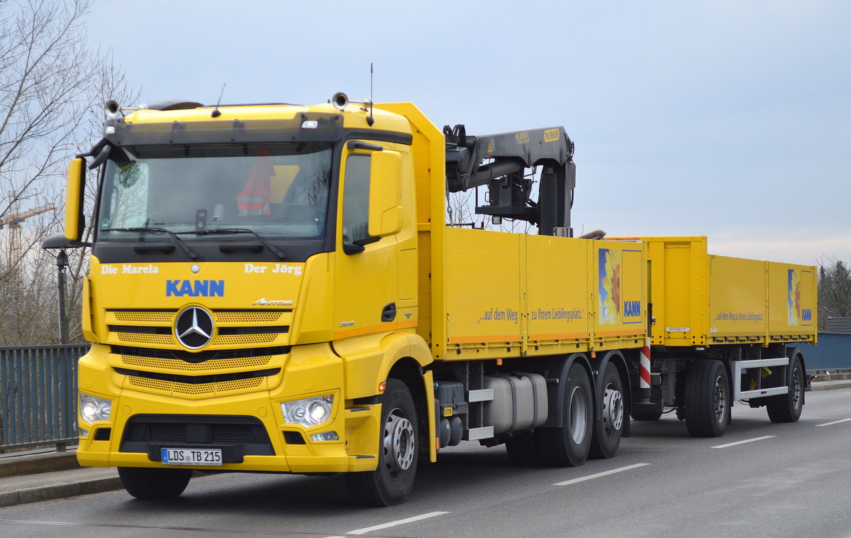 Farblich auffälliger recht neuer MB ANTOS 2545 Baustoffetransport-LKW mit PALFINGER Typ PK 21001 L Perfomance Greifarm (Selbstlader) + Hänger der Fa.KANN am 06.03.17 Berlin-Gehrenseestr., Brücke.