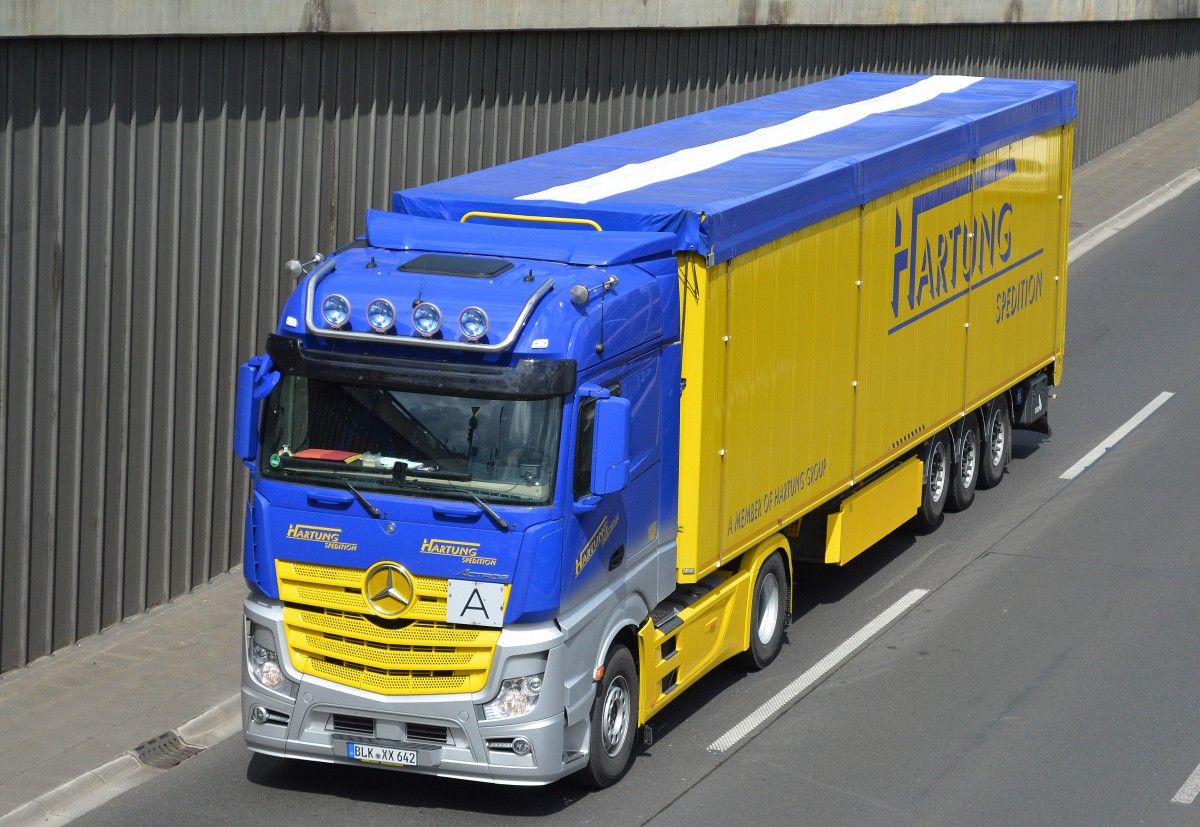 Farblich sehr schöner MB NEW ACTROS Sattelzug der Sped. HARTUNG am 07.05.15 Berliner Stadtautobahn Höhe Kaiserdamm.