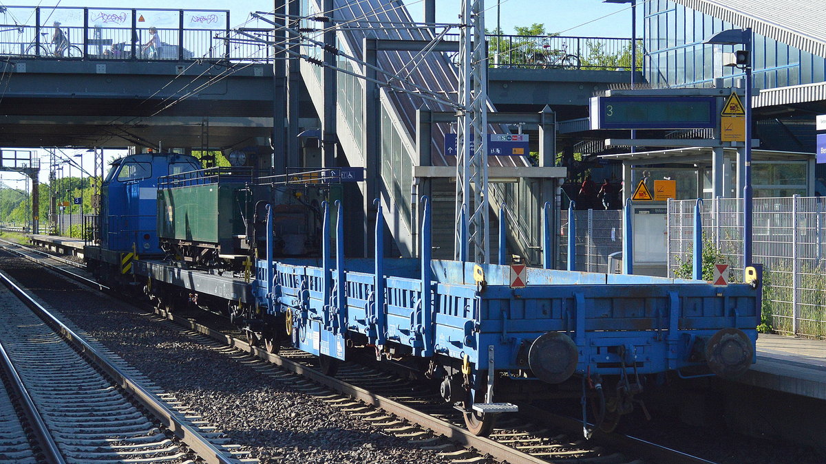 Flachwagen mit Rungen im Einsatz als Schutzwagen von PRESS bei einer Überführung mit der Nr. 27 RIV 80 D-PRESS 3302 036-5 Ks am 01.06.17 Bf. Berlin-Hohenschönhausen.