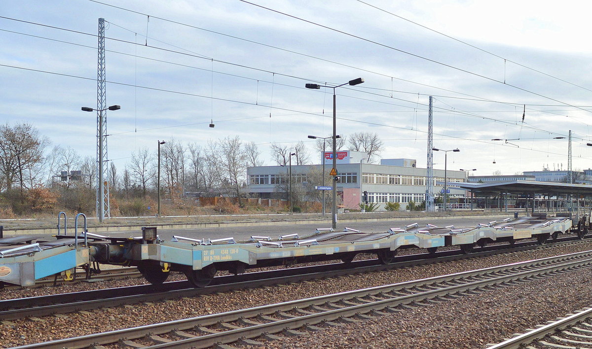 Flachwageneinheit mit abgesenktem Fußboden vom Einsteller Transwaggon mit der Nr. 27 RIV 80 D-TWA 4348 130-0 Laadkks am 16.03.17 Bf. Flughafen Berlin-Schönefeld.