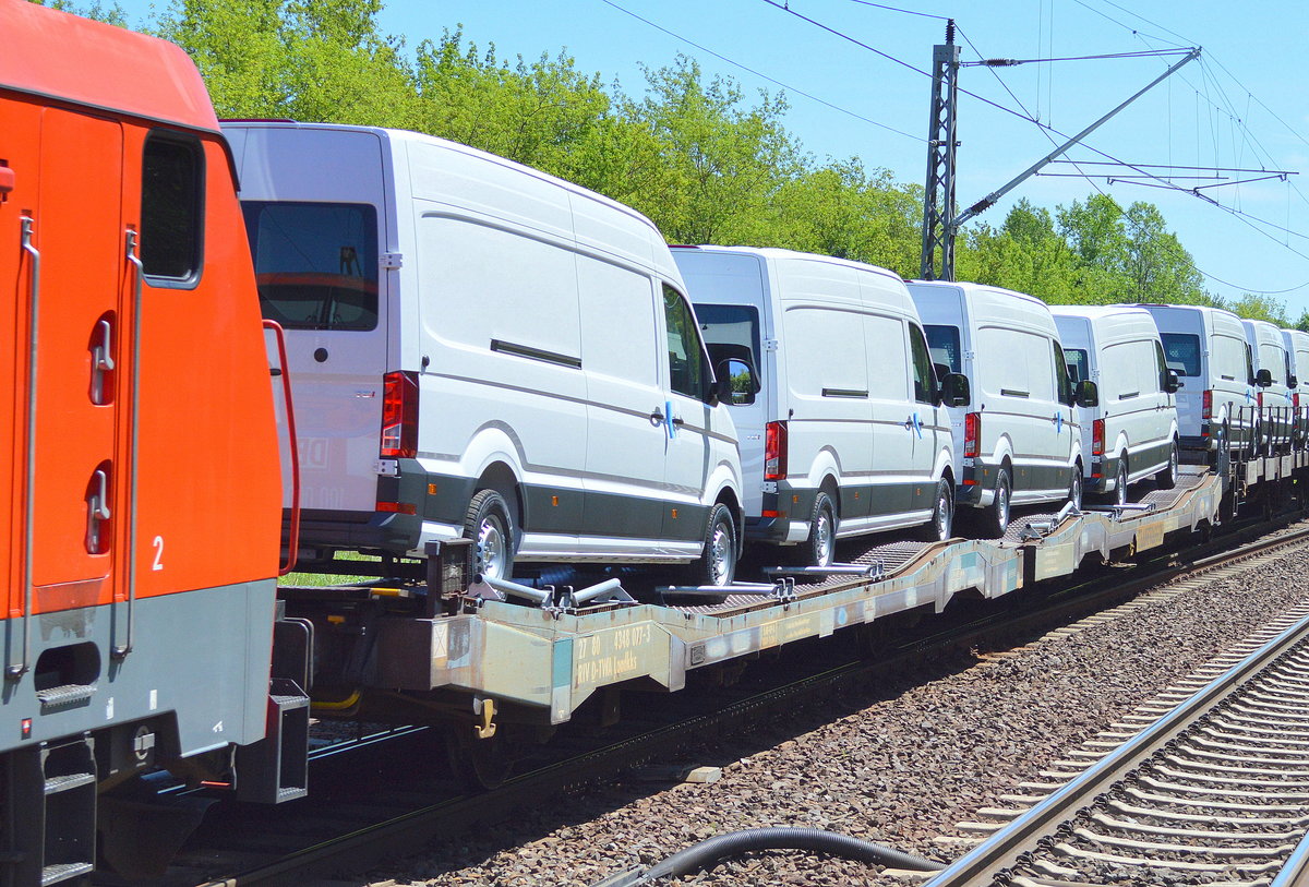 Flachwageneinheit mit abgesenktem Fußboden vom Einsteller TRANSWAGGON mit der Nr. 27 RIV 80 D-TWA 4348 077-3 Laadkks beladen mit fabrikneuen VW Crafter Transportern aus polnischer Produktion am 01.06.17 Bf. Berlin-Hohenschönhausen.